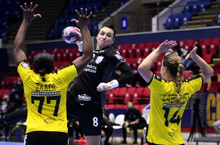 
    Cristina Neagu în aruncareFOTO: Sportpictures.eu  