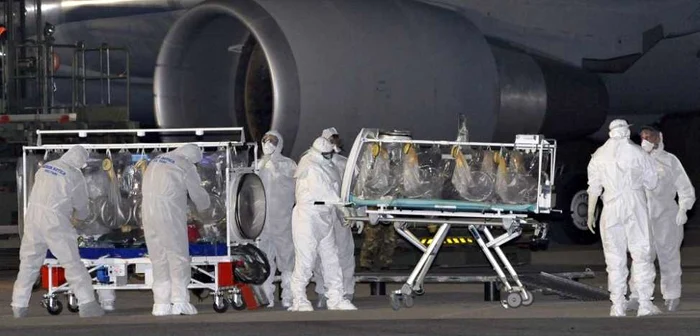 Medicul italian infectat cu Ebola în Sierra Leone, izolat într-un incubator, pe aeroportul unei baze militare de lângă Roma. FOTO AP