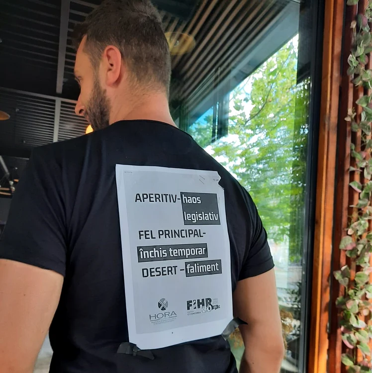 Angajații unei terase din București și-au „strigat” nemulțumirile în mesaje inscripționate pe uniformă
