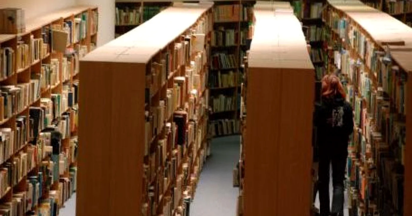 Mai multe biblioteci din ţară vor fi deschise publicului pe timpul nopţii. FOTO: Arhivă