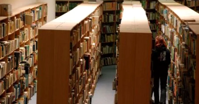 Mai multe biblioteci din ţară vor fi deschise publicului pe timpul nopţii. FOTO: Arhivă