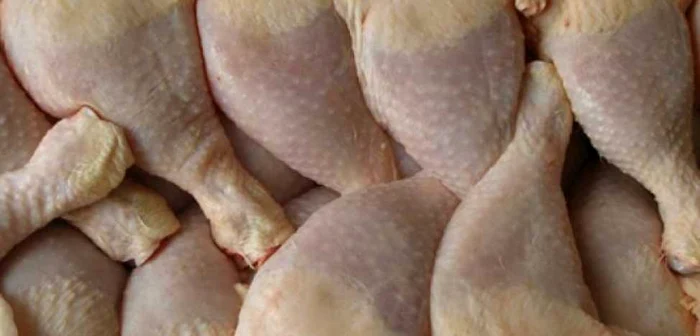 Hoţul a fost prins în timp ce transporta cu autoturismul 8 saci din plastic în care era ambalată cantitatea de 500 de kilograme carne de pui.