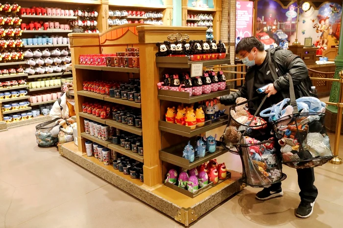 
    China coronavirus:  Numărul pietonilor şi automobiliştilor creşte pe străzile din Beijing,Foto: AFP  