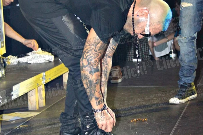 Alex Velea a consumat  zeci de şerveţele pentru  a-şi şterge transpiraţia  care-i curgea şiroaie de  pe frunte pe ochi (Fotografii: Lexar )