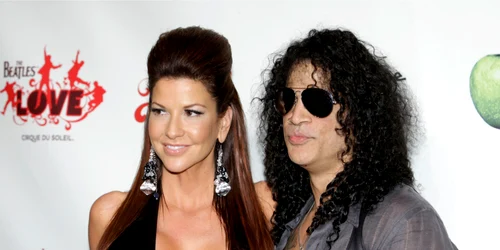Perla Hudson (stânga) şi Slash
