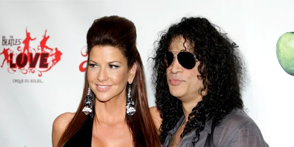 Perla Hudson (stânga) şi Slash