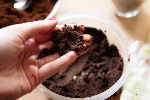 8 moduri în care poţi folosi zaţul de cafea