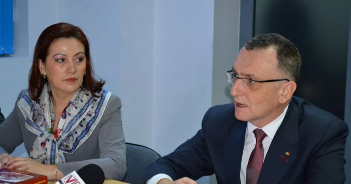 Ministrul Sorin Cîmpeanu şi inspectorul general al ISJ Vaslui, Gabriela Plăcintă