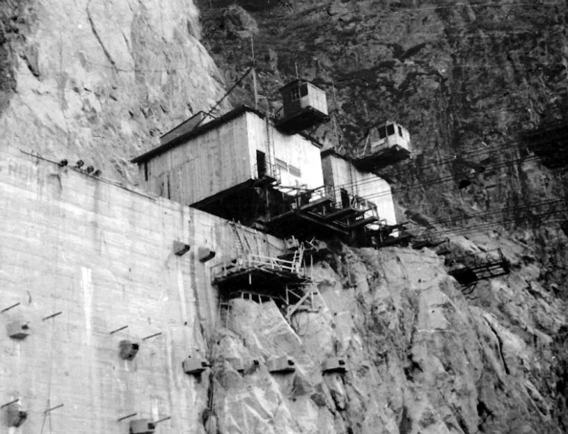 Construcția Barajului Vidraru, 1964. FOTO: Arhivă personală Imola Martonossy / energie.gov.ro