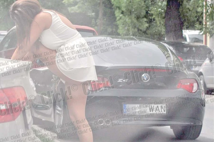 Roxana Vancea (22 de ani) a întors privirile pe stradă cu rochiţa ei albă (Fotografii: Blitz)