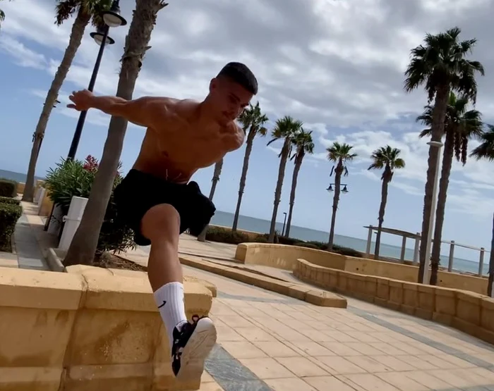 Rubén Roldán, atlet fără un picior, fotografiat în timp ce face parkour