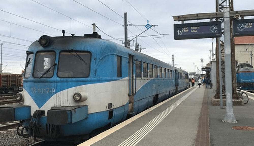 Șef de tren înjunghiat de un călător, în trenul Budapesta-Timișoara. Martorii au fugit din vagon