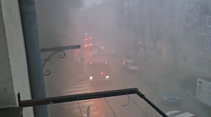 VIDEO Explozie într-un bloc din Focşani. Imobilul a fost cuprins de flăcări