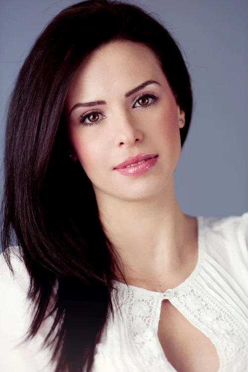 Livia Graur are grijă de părul ei şi apelează, în anotimpul rece, la o mască naturalăFoto: Prima TV