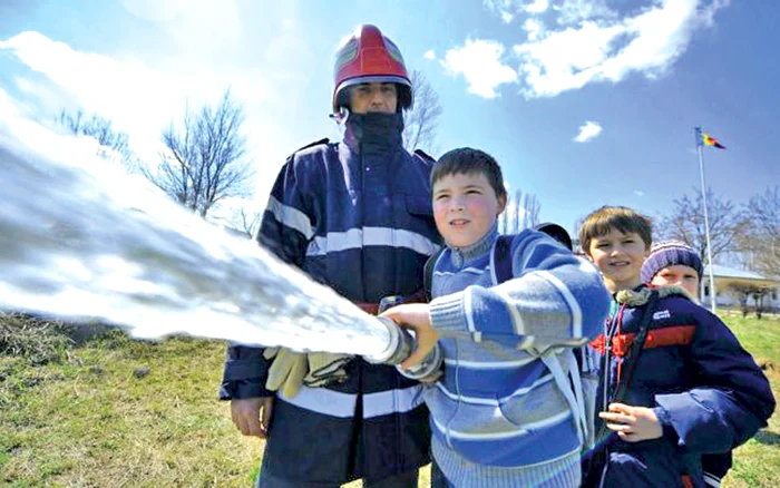 Copiii au văzut pompierii doar la exerciţiile ISU