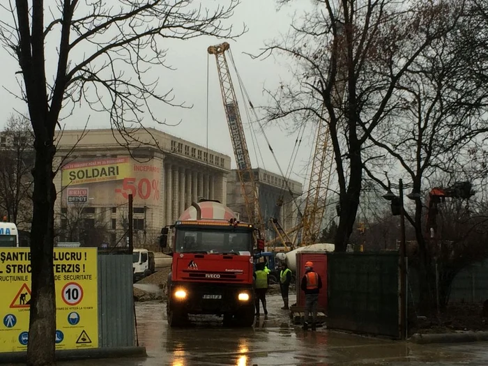 
    Săpăturile la metrou au produs surpări ale asfaltului în zona staţiei de metrou EroilorFoto: simplybucharest.ro  