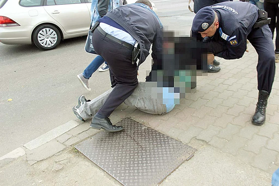 Unul dintre suspecţi a refuzat să vină la secţie şi a fost luat pe sus pe poliţişti