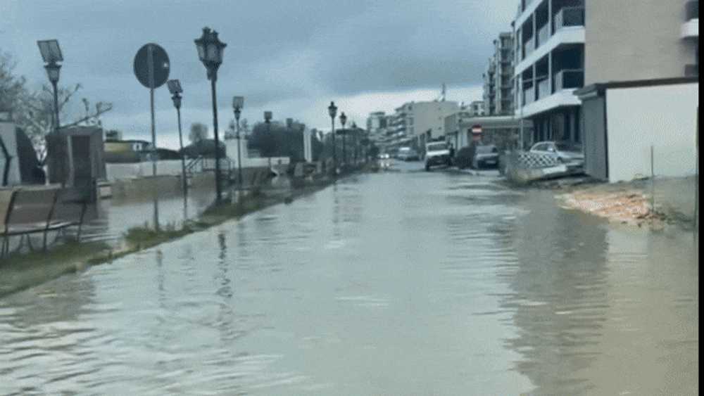  LIVE TEXT Furtună apocaliptică la Constanța: oameni salvați din mașini de pompieri, case inundate și străzi complet paralizate de ploi. Cod Galben de inundații