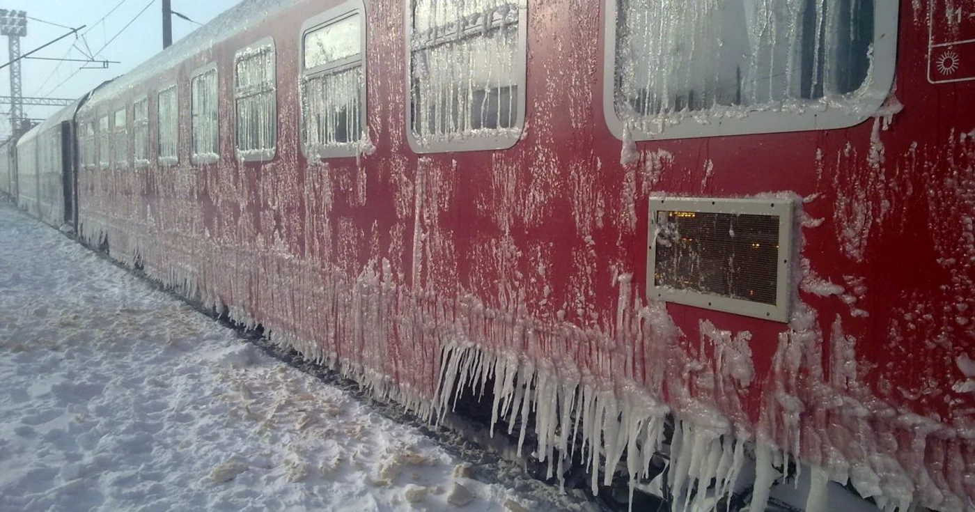 Aşa arăta astăzi dimineaţă garnitura feroviară din gara Făurei. Foto: Marius Martin