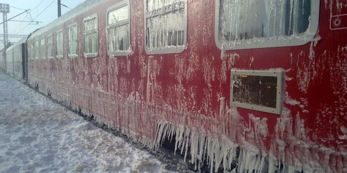 Aşa arăta astăzi dimineaţă garnitura feroviară din gara Făurei. Foto: Marius Martin