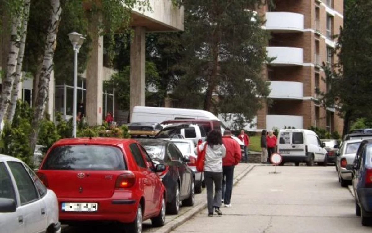 
    Comerciaţii au venit cu produse în Băile Herculane şi au vânzări bune. (Foto: Corina Macavei)  