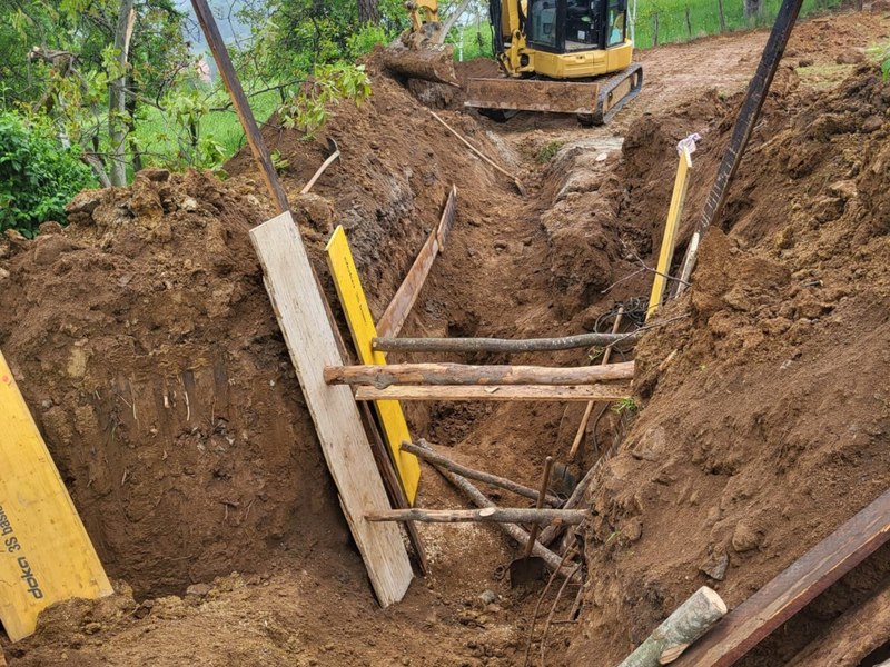 Doi muncitori, prinși sub un mal de pământ în timp ce efectuau lucrări, în Satu Mare