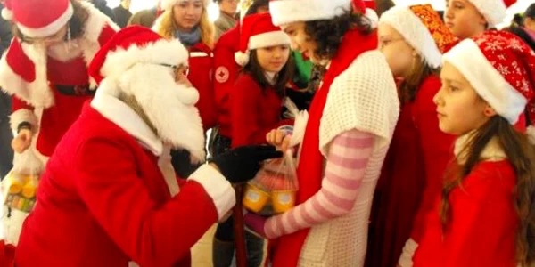 Voluntarii de la Inimă de Copil a adunat bani şi au împărţit din ei daruri