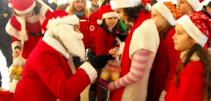 Ajutaţi-i pe reprezentanţii Asociaţiei Coloreria să îl găsească pe Moş Crăciun. El trebuie să ajungă cu cadouri la copiii Centrului Social Multifuncţional Brăila FOTO arhivă