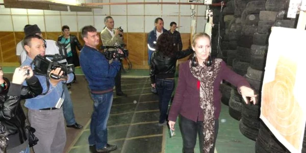 Ziariştii olteni au dovedit că, la nevoie, se pricep să "înţepe" şi cu arma, nu doar cu pixul