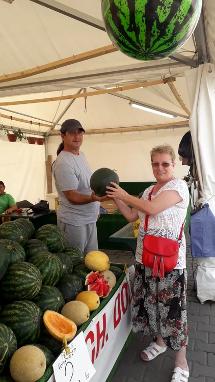 Sofia este clientă fidela a standului de pepeni de Ialomița