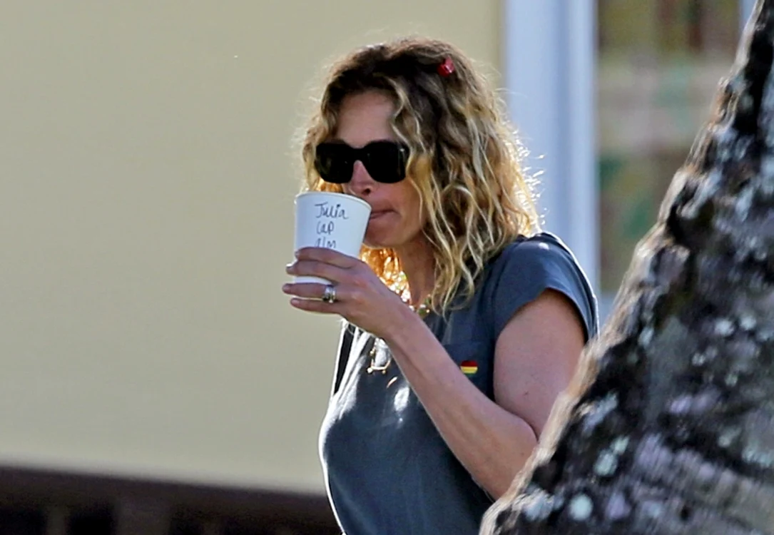 
    Julia Roberts își savurează cafeaua împreună cu soțul ei în Hawaiifoto: Profimedia  