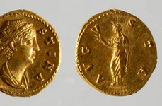 Aureus roman cu portretul împărătesei Faustina, din colecția Cabinetului Numismatic al Muzeului Național de Istorie a României