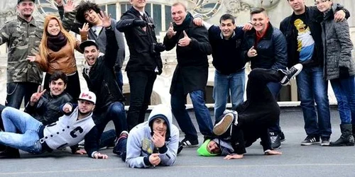 Tineri happy din Constanţa la Cazino Sursă foto Facebook Squad Tattoo