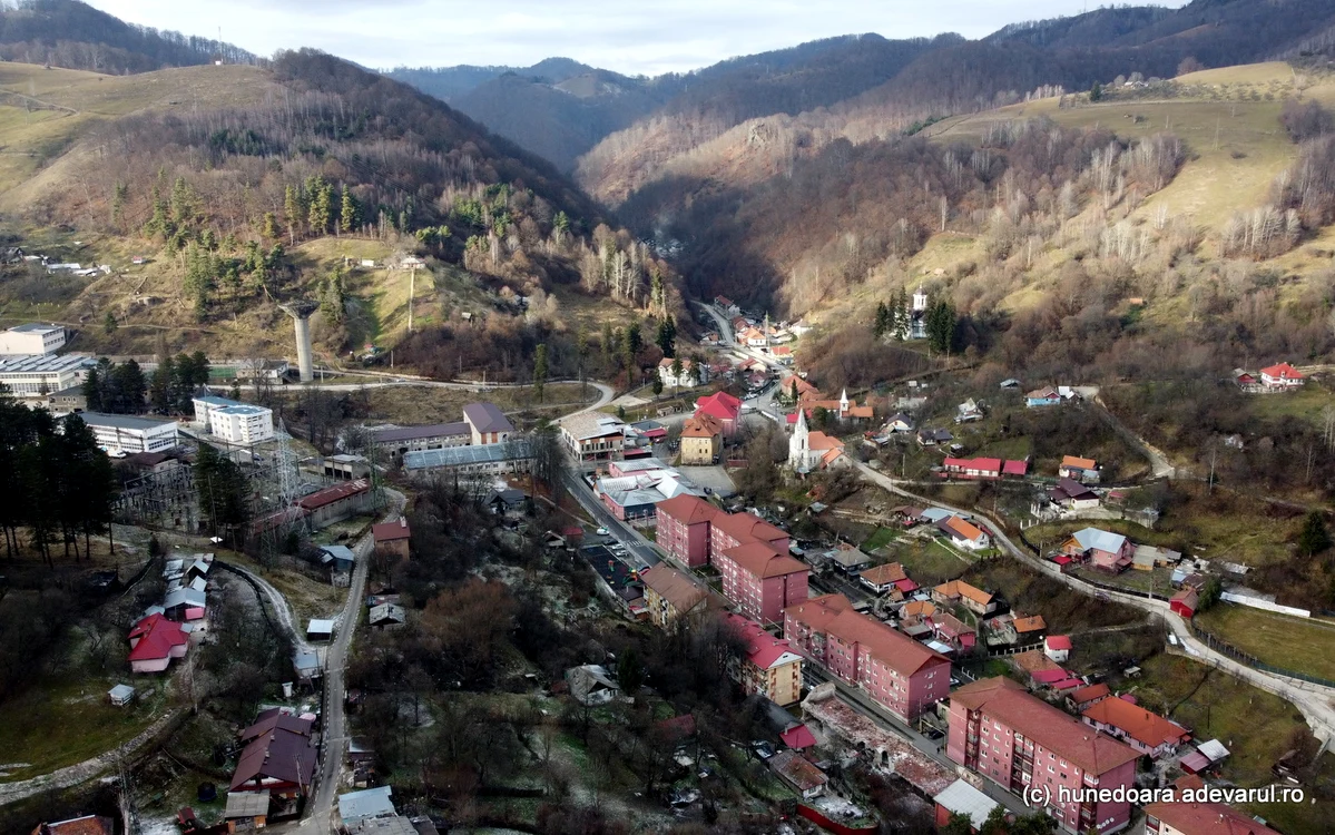 Orașul Aninoasa a păstrat rămășițe din vechea mină de cărbune. Foto: Daniel Guță. ADEVĂRUL