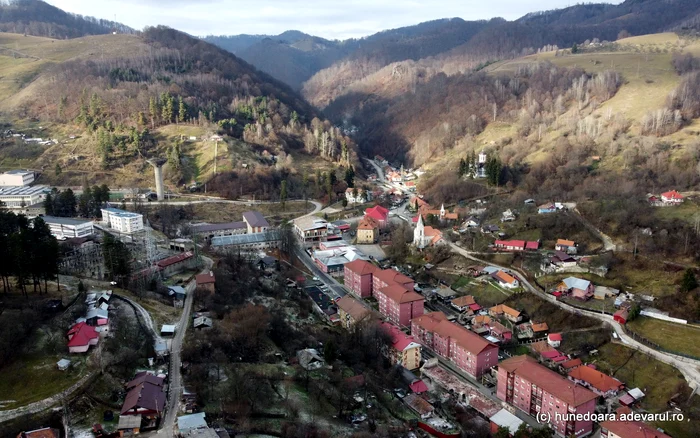 Orașul Aninoasa a păstrat rămășițe din vechea mină de cărbune. Foto: Daniel Guță. ADEVĂRUL