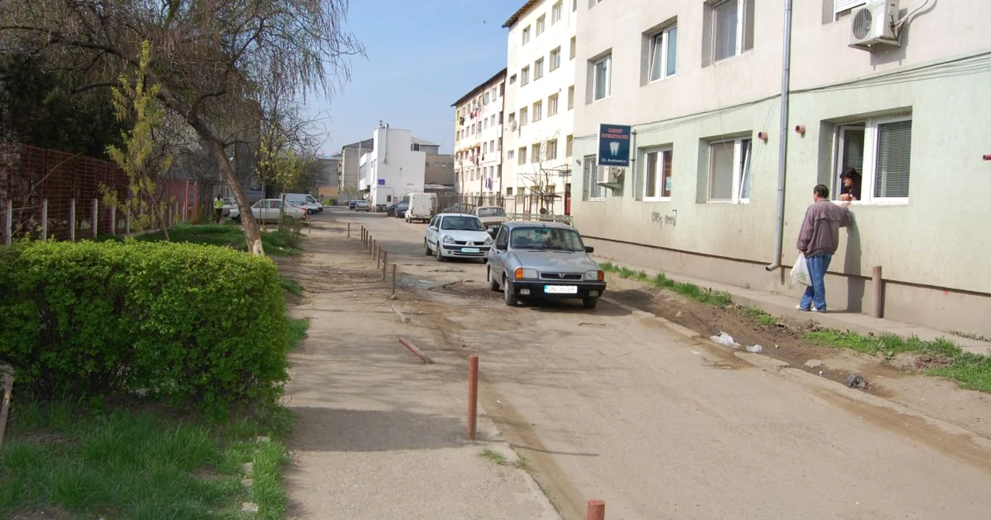 Maşina a fost ridicată în această dimineaţă din faţa blocului unde s-a răsturnat