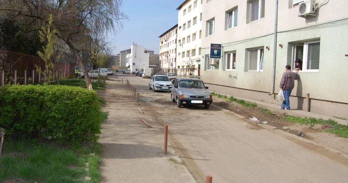 Maşina a fost ridicată în această dimineaţă din faţa blocului unde s-a răsturnat