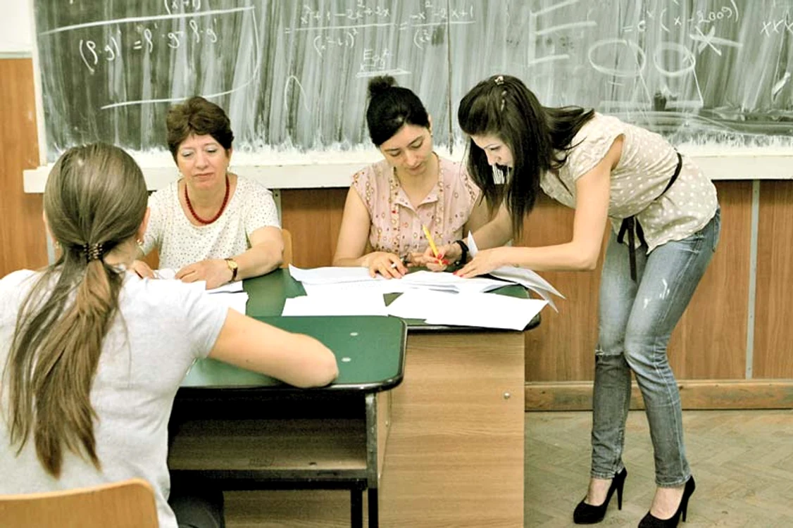 42.261 de absolvenţi de liceu încearcă să ia examenul în sesiunea de toamnă. Printre aceştia şi «Barbie de România»