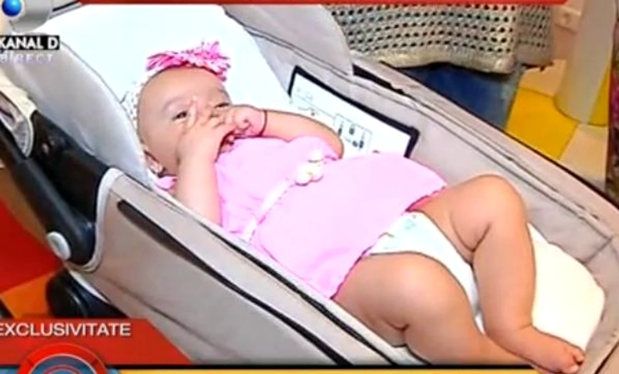Riana, fetiţa Dianei Bişnicu, a apărut alături de mama ei la televizor. (Captură Kanal D)
