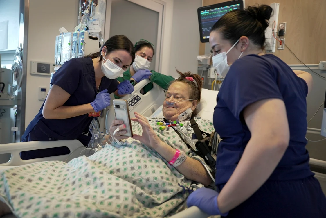 Lisa Pisano, care a primit un transplant de rinichi de porc, pe patul de spital