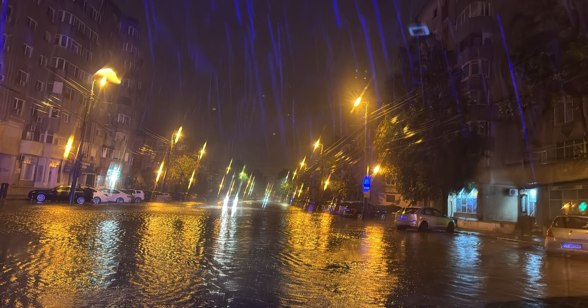 Cod roșu de ploi în Constanța: viitura ia o mașină, sute de intervenții necesare în oraș