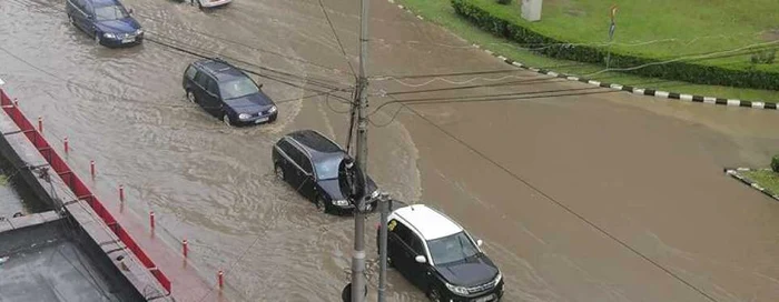 Principala arteră a municipiului Zalău a fost inundată FOTO Facebook.com/Avram Adrian