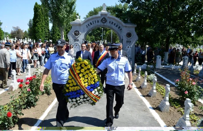 Autorităţile locale au depus coroane la Cimitirul Central FOTO Adevărul