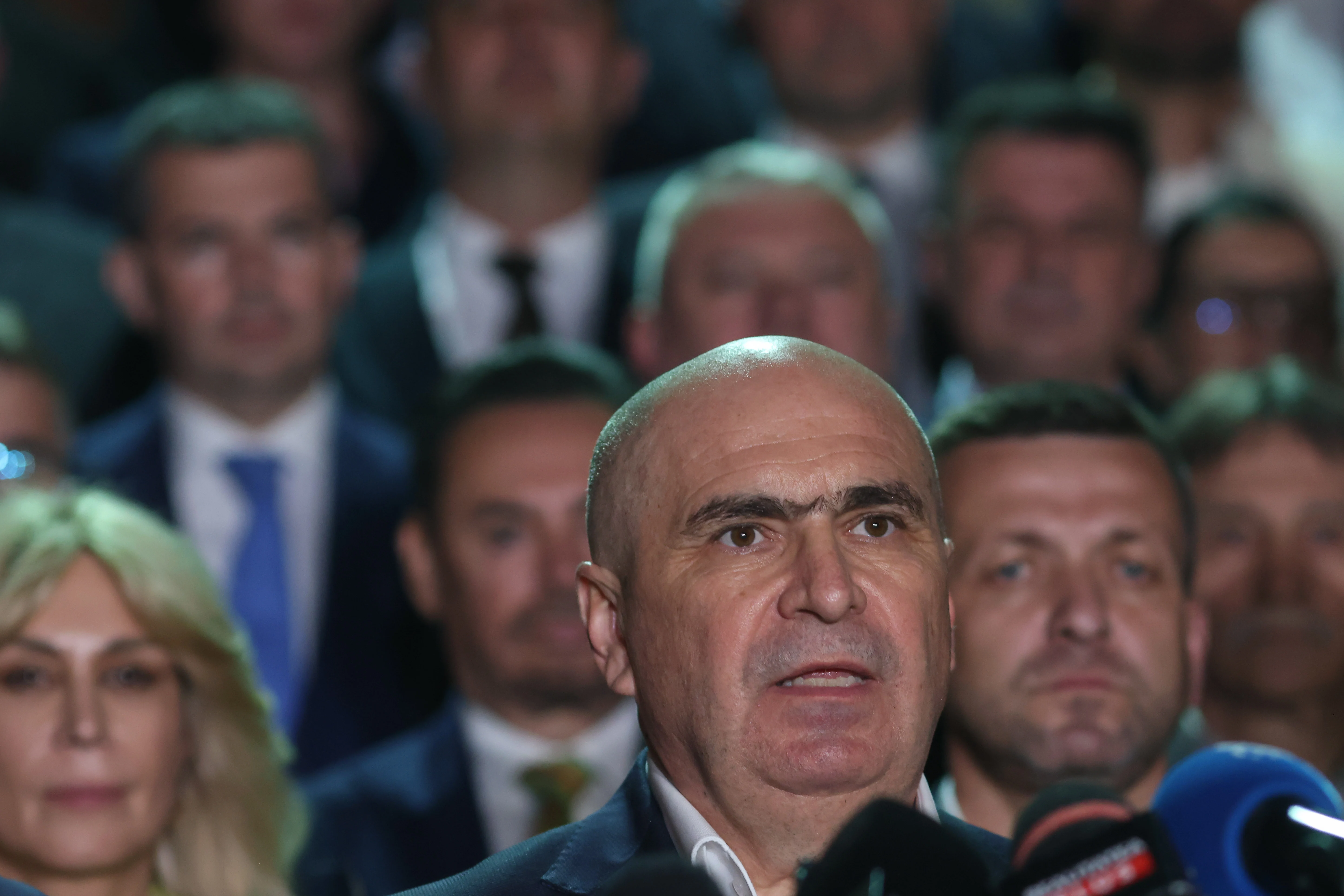 Sondaj CURS. Bucureștenii, favorabili în privința unei eventuale demisii a premierului Bolojan. Ce cred despre criza guvernamentală și cum ar vota la locale