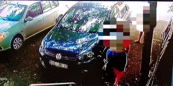 Femeie surprinsă de camere de supraveghere în timp ce îşi face nevoile pe un trotuar din Bucureşti, în faţa unui cabinet medical