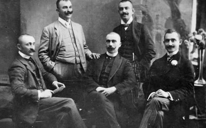 Câţiva dintre reprezenanţii vieţii culturale din zona Şimleului, în anii 1905-1906 FOTO Serviciul Judeţean al Arhivelor Naţionale Sălaj, fond Colecţia familială Deleu