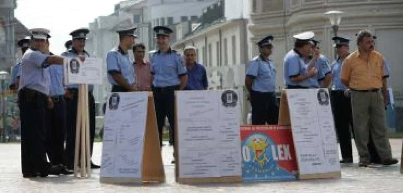 Târgu-Jiu: Poliţiştii gorjeni au protestat în faţa Prefecturii