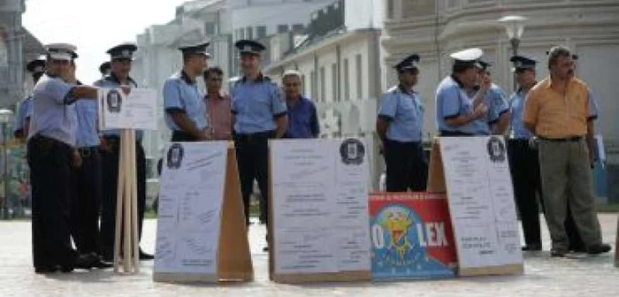 Târgu-Jiu: Poliţiştii gorjeni au protestat în faţa Prefecturii