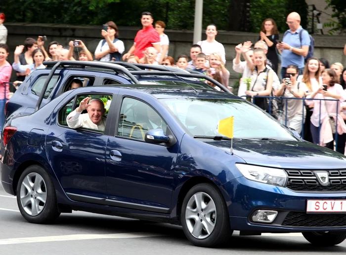 Papa Francisc a cerut ca geamurile Loganului cu care s-a deplasat spre Palatul Cotroceni să nu fie fumurii 