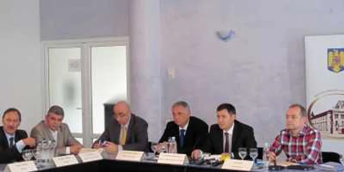 Premierul Emil Boc în timpul discuţiilor cu prefecţii 